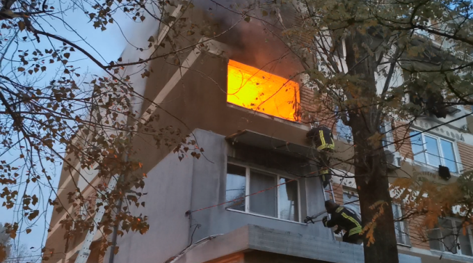 Două persoane au decedat şi 3 sunt intosticate cu fum, în urma unui incendiu într-un bloc din Galaţi