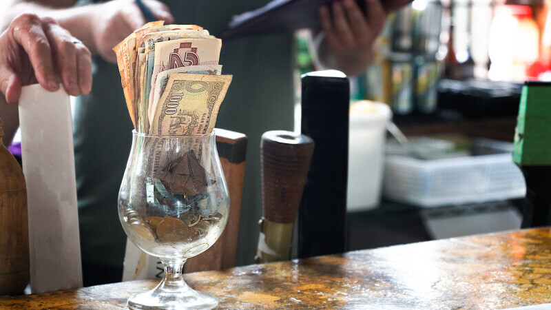 Bacșiș urias pentru o chelneriță: 2000 de dolari. Cardul a fost refuzat la plată, dar patronul i-a dat banii