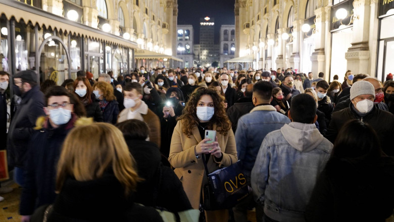 In Italia oameni au umplut străzile