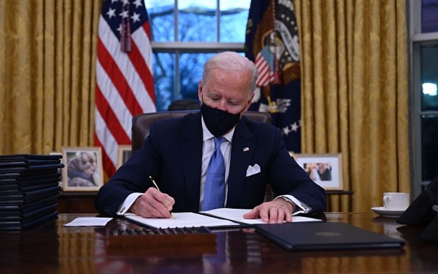 Joe Biden proaspăt instalat în Biroul Oval