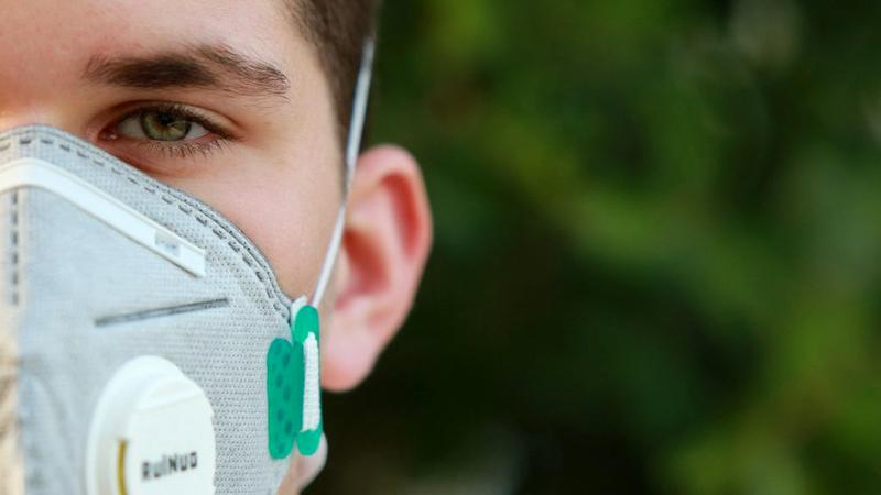 Tinerii, cei mai afectați de noua tulpina COVID