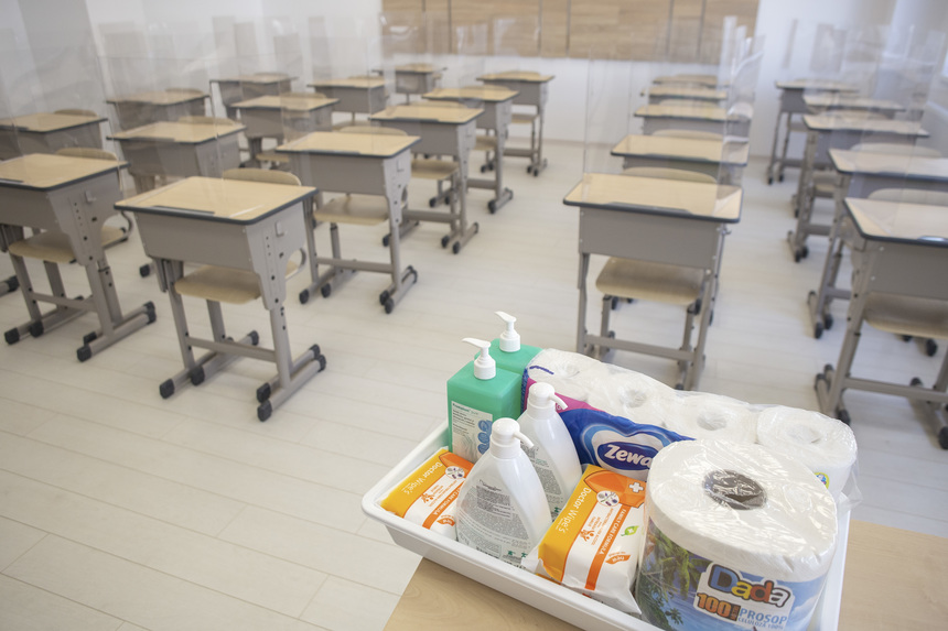 Elevii vor învăţa încontrare online