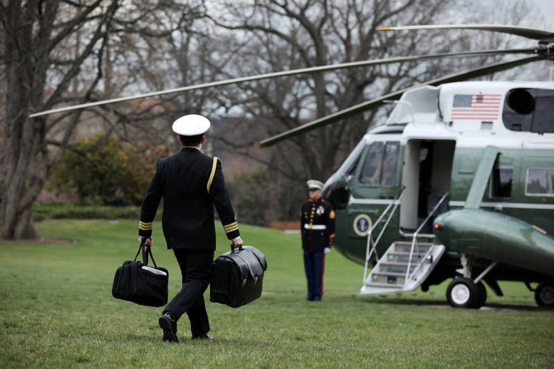 Democraţii americani, îngroziți că Trump are valiza nucleară