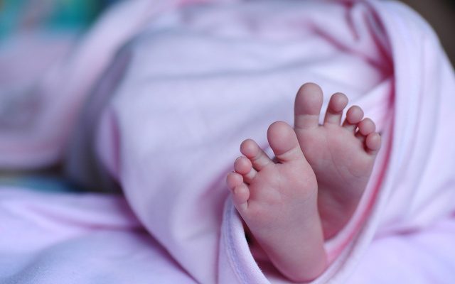 Mama care și-a abandonat, fetița nou născută într-o scară de bloc, s-a predat poliției