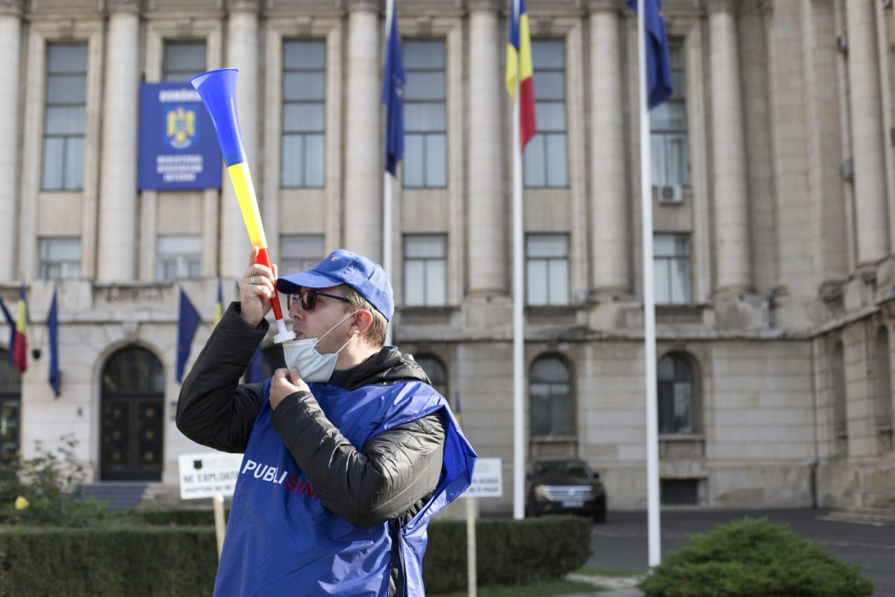 Sindicaliştii din Ministerul de Interne, ceferişti şi angajaţi din sistemul sanitar pichetează sediul Guvernului şi al partidelor de coaliţie