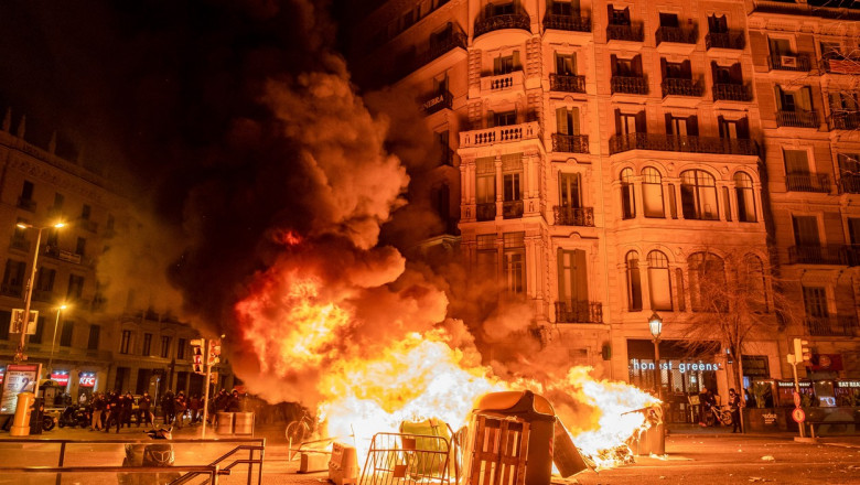 Spania se confruntă cu manifestații masive, după arestarea unui rapper acuzat de adularea terorismului
