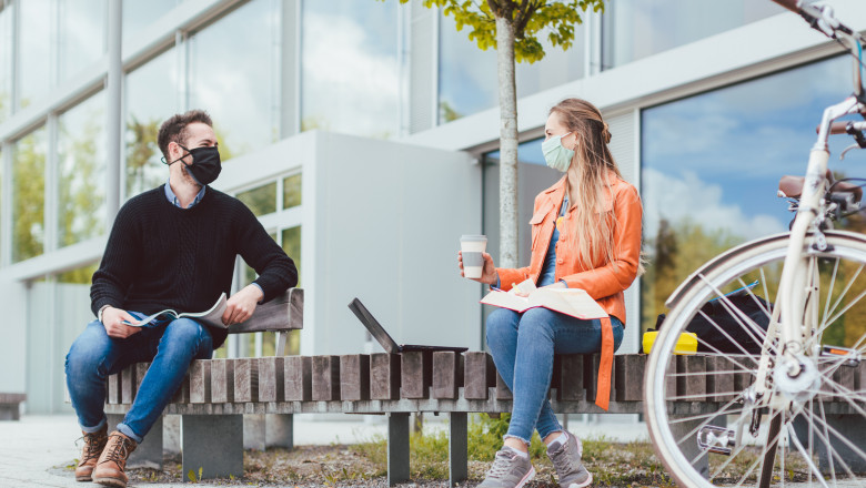 Există voci care susțin că trebuie vaccinați întâi tinerii