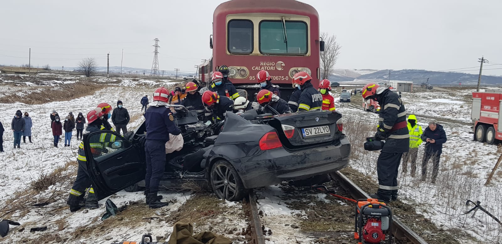 Două persoane au murit pe loc după ce un tren a lovit mașina în care se aflau