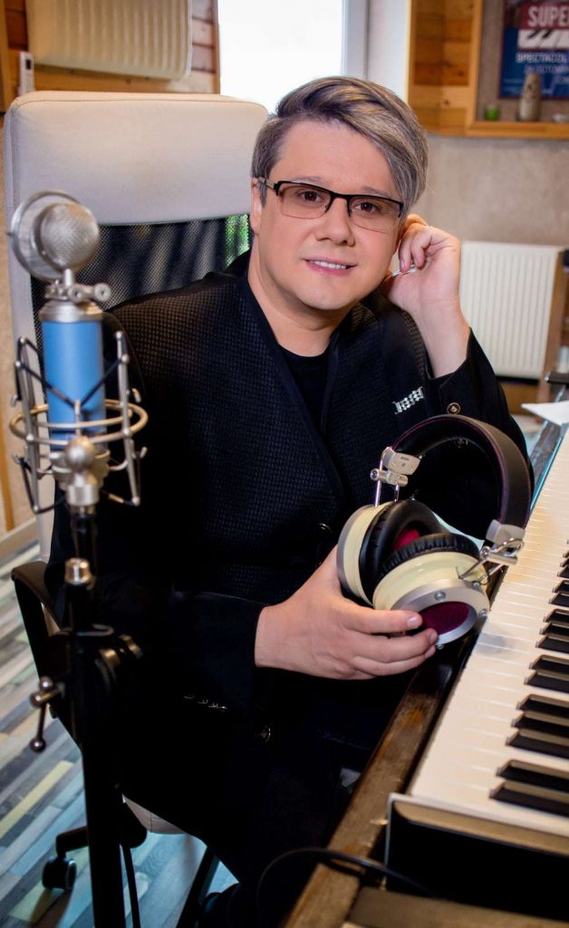 Fuego a vorbit despre cea mai recentă expoziţie, volumul lansat cu această ocazie, emisiuni noi sau concerte aflaţi în continuare