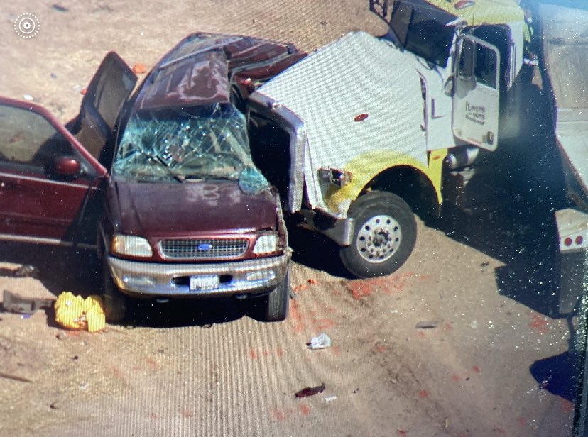 Accident dramatic în sudul Californiei: În urma coliziunii dintre un SV și un camion au murit 15 oameni
