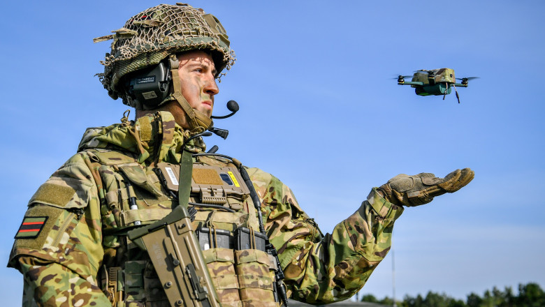Armata britanică vrea să treacă pe roboți și drone, în locul oamenilor și avioanelor