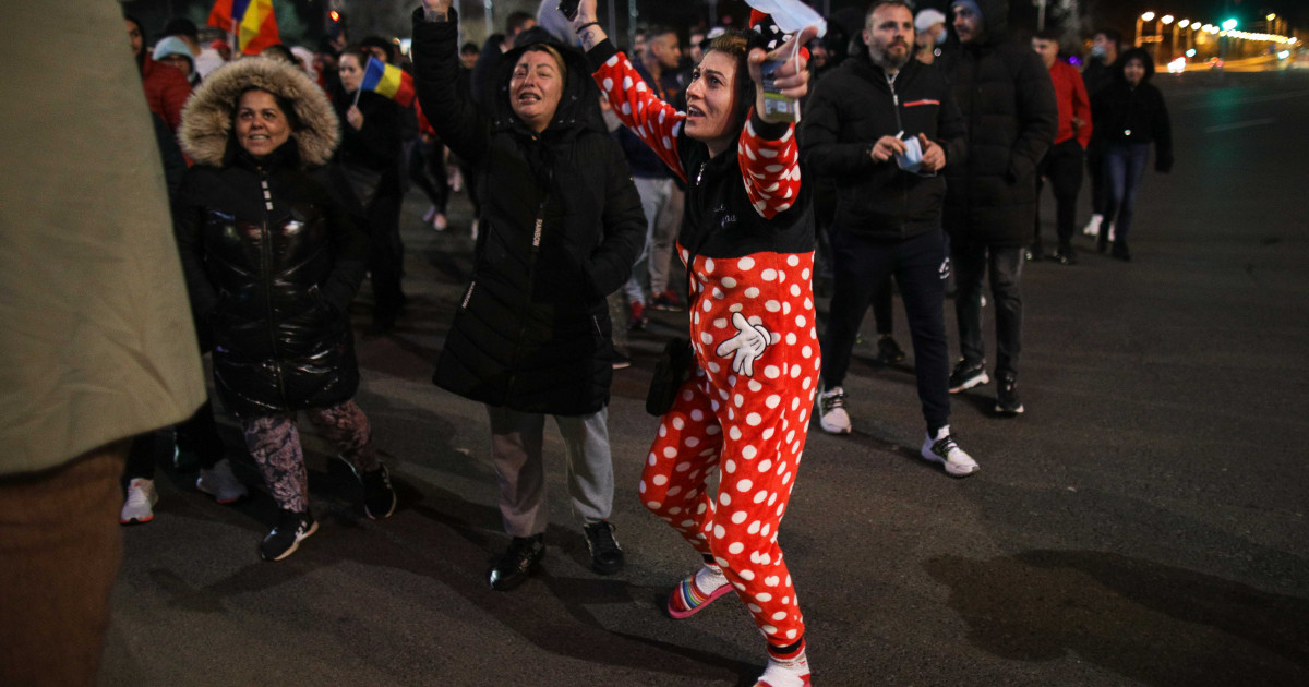 În urma protestelor de duminică seara, jandarmii au dat 200 amenzi