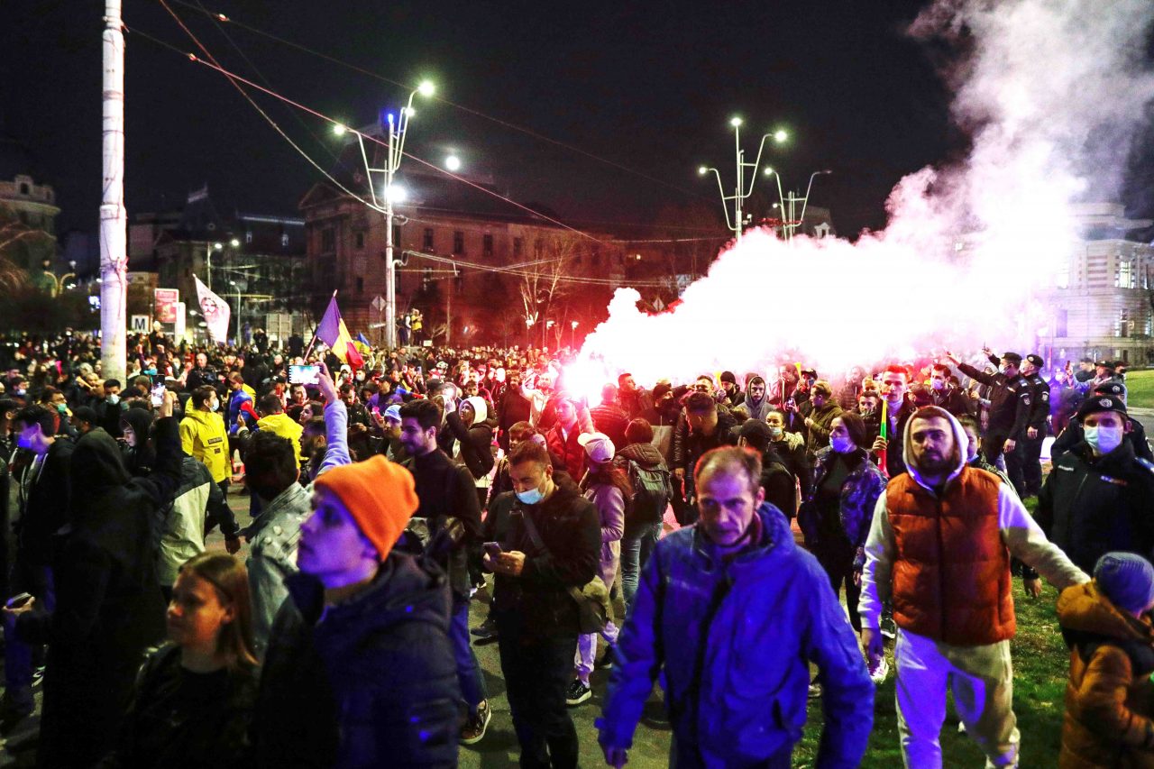 Protest cu iz penal: Ultrasii au atacat jandarmii cu pietre