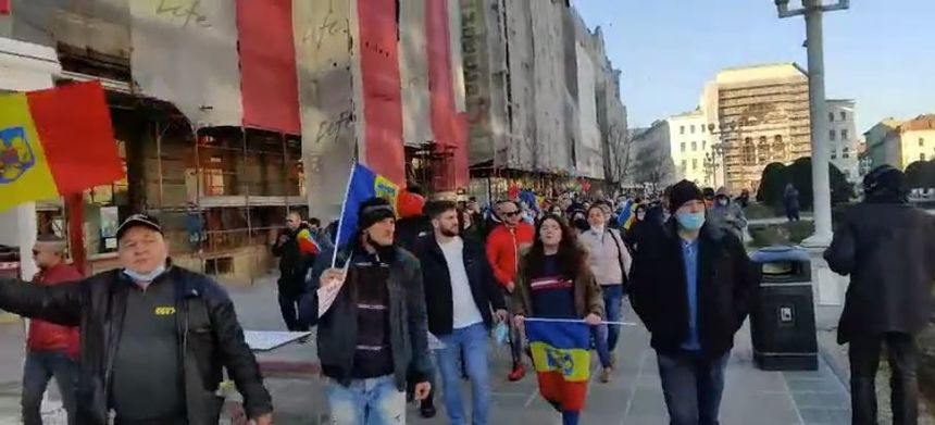Sute de oameni au ieşit să protesteze în Piața Operei din Timişoara față de intrarea în carantină