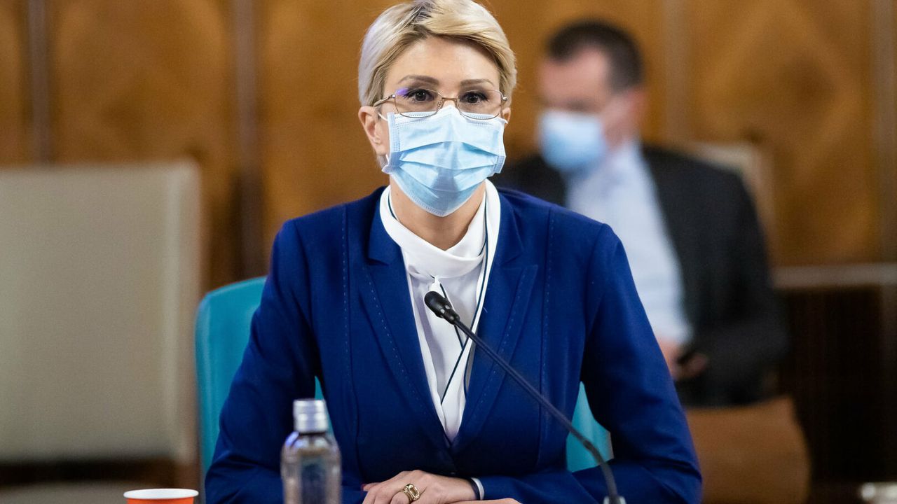 Raluca Turcan a fost surprinsă, la finalul discuţiei, de gestul bărbatului, care a scos din buzunar o ciocolată şi i-a oferit-o. Ministrul Muncii a încercat