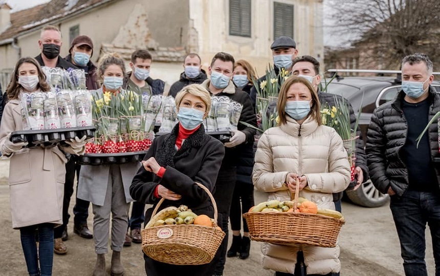 Ministrul Muncii Raluca Turcan, fericită că a adus flori şi fructe vârstnicilor