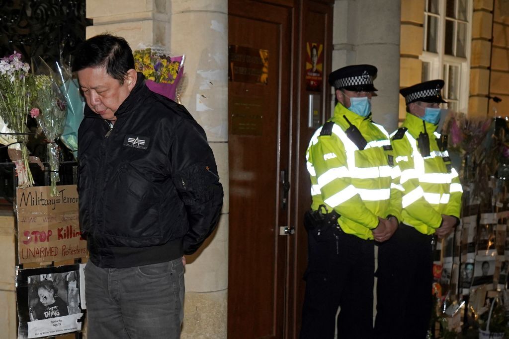 Ambasadorul Myanmar la Londra a dormit în mașină, după ce a fost încuiat în afara reședintei