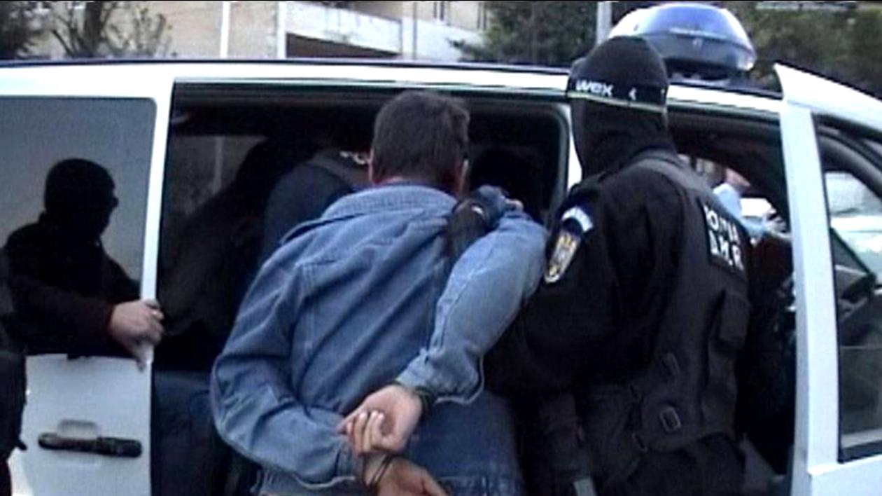 Un Bărbat arestat după ce a intrat într-un magazin