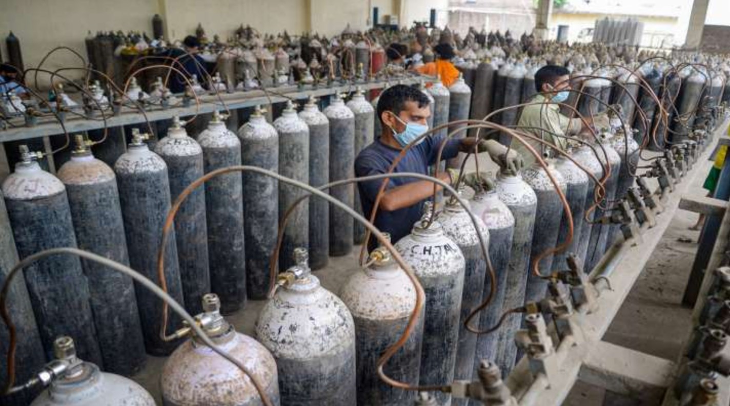 În India, pacienții COVID sunt primiți în spitale doar dacă vin cu buteliile de oxigen de acasă