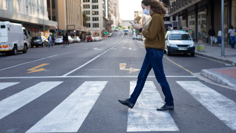 Pietonii care traversează strada cu ochii în telefon vor putea fi amendați