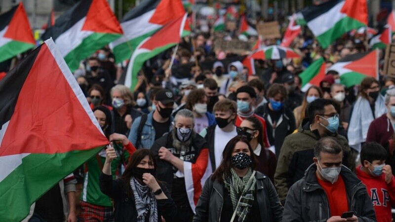 Mii de manifestanţi