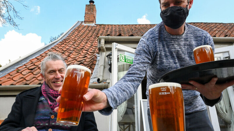 Britanicii trebuie să se pună serios pe băut bere dacă vor să salveze PUB-urile de la faliment