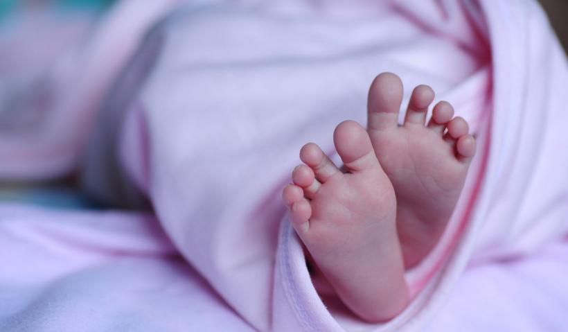 Părinţii unui bebelus mort cer daune materiale spitalului