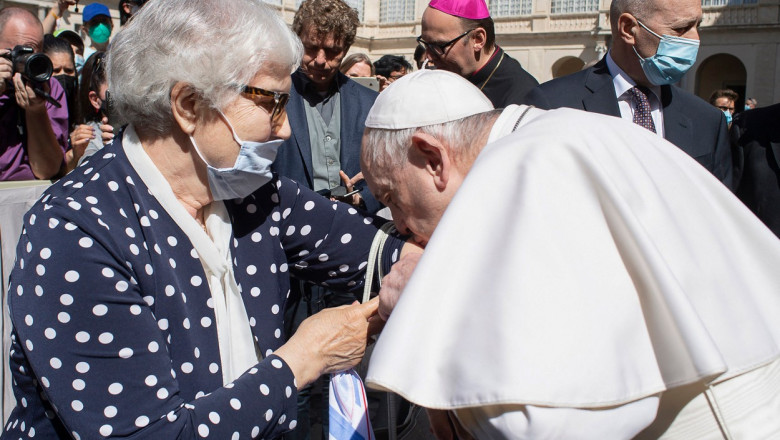 Papa Francisc, gest impresionant: A sărutat brațul unei supravietuitoare de la Auschwitz