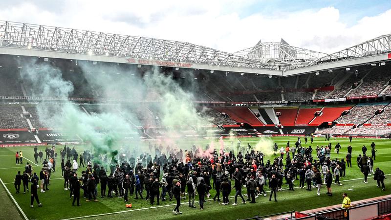 Sute de fani ai Manchester United au protestat față de patronul clubului