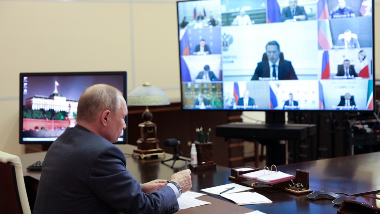 Putin se teme de covid și stă izolat și după rapel