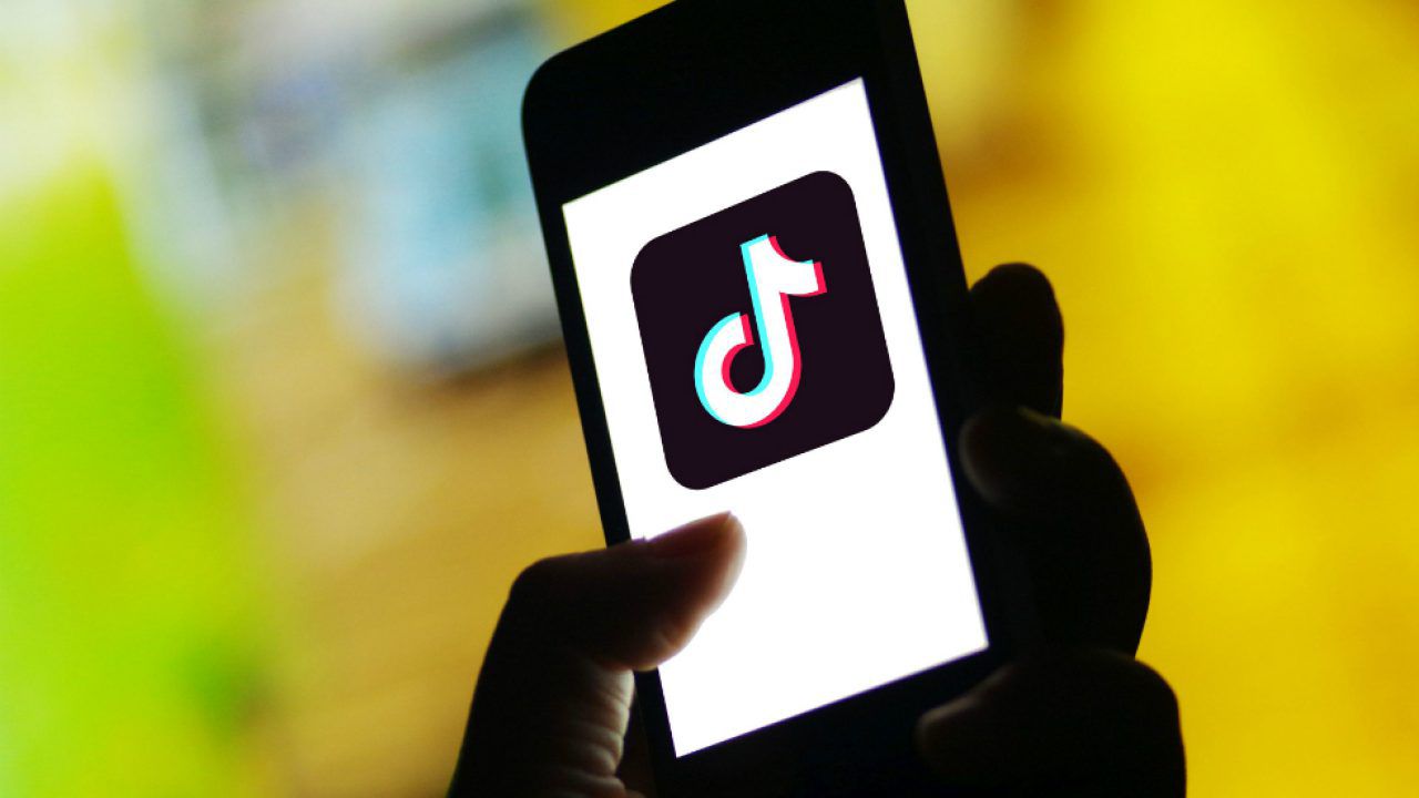 TikTok își instalează funcții noi, inclusiv buton de shopping