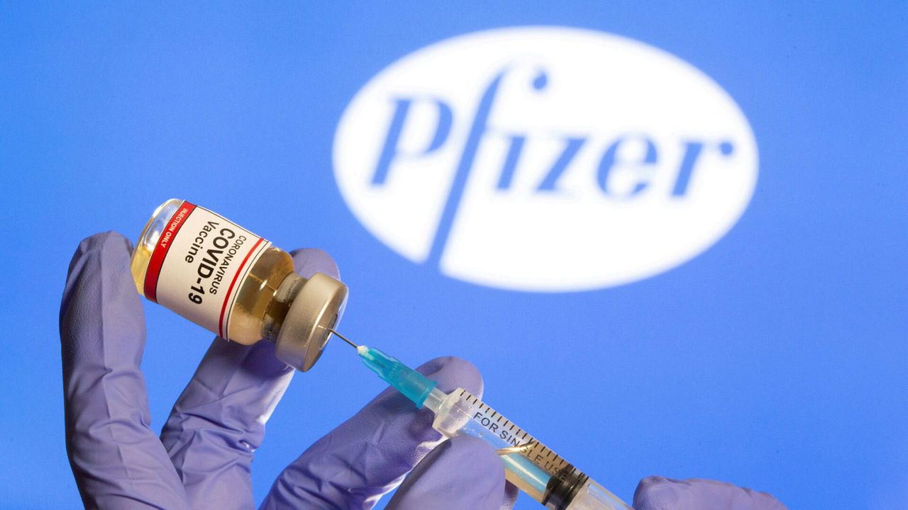 Vaccinații cu Pfizer trebuie să-și facă a treia doză, la un an de la rapel