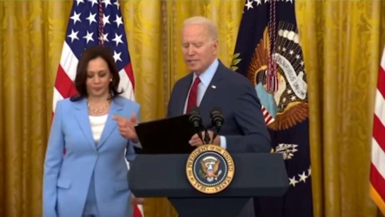 Harris, obligată să-i reamintească președintelui american Joe Biden