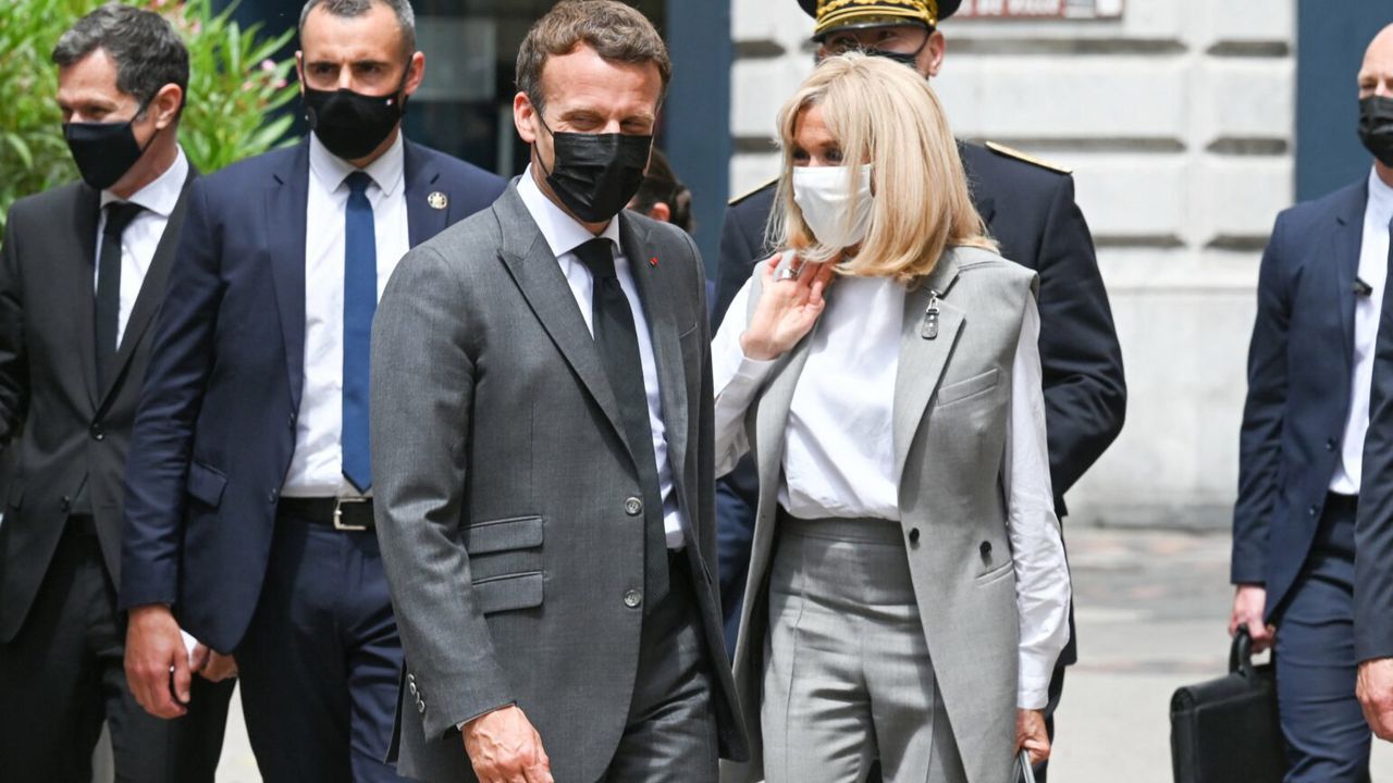 Emmanuel Macron a reacționat la acest incident cu ironie, potrivit informațiilor din France Info. „Evident, ostilitățile au început!”. Ulterior
