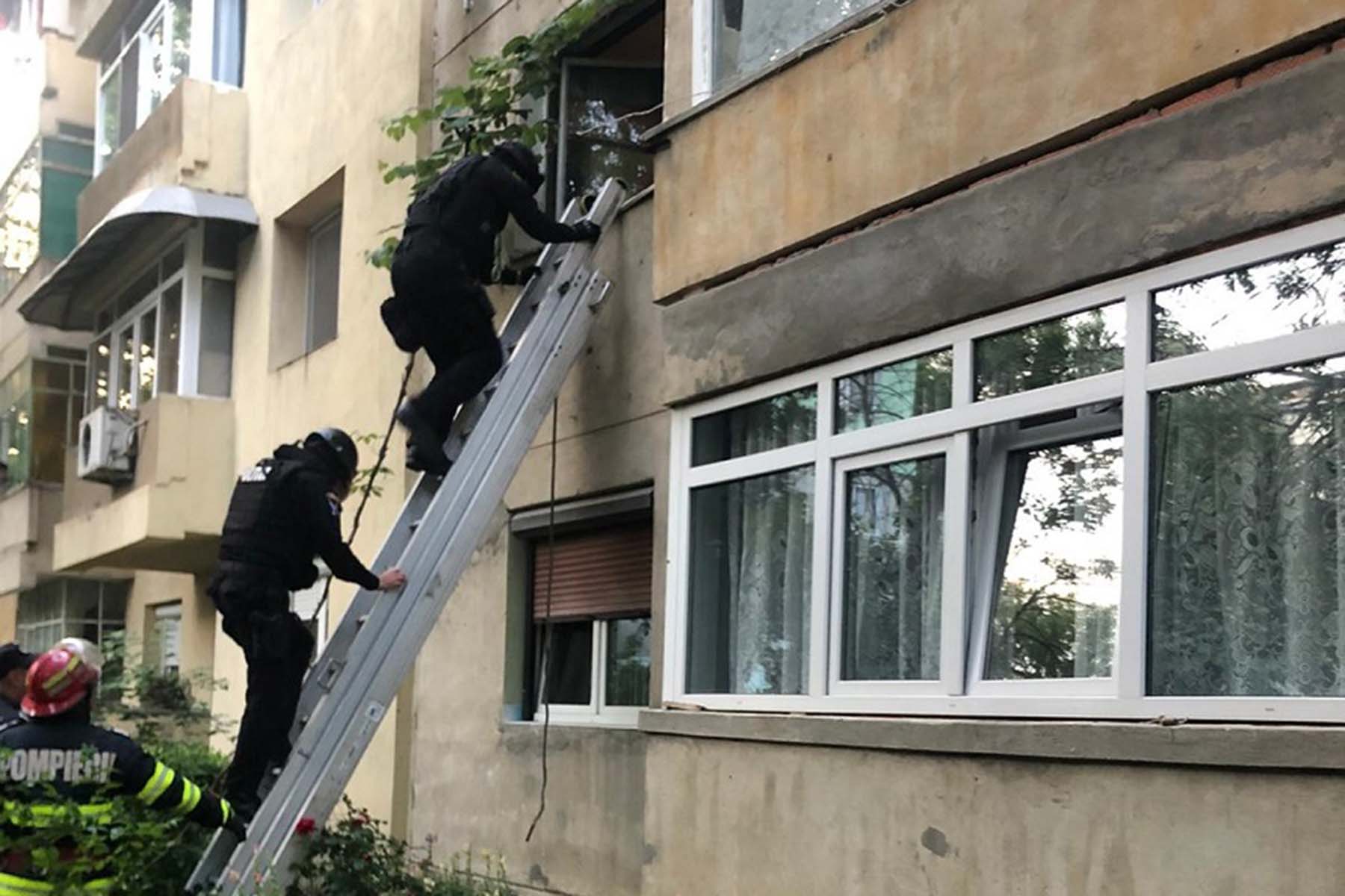 Un bărbat din Craiova, reținut după ce și-a sechestrat soția și soacra