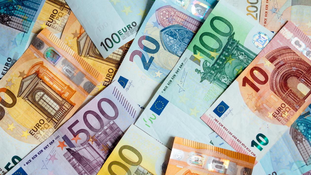 Trei din patru români își doresc trecerea rapidă la moneda euro