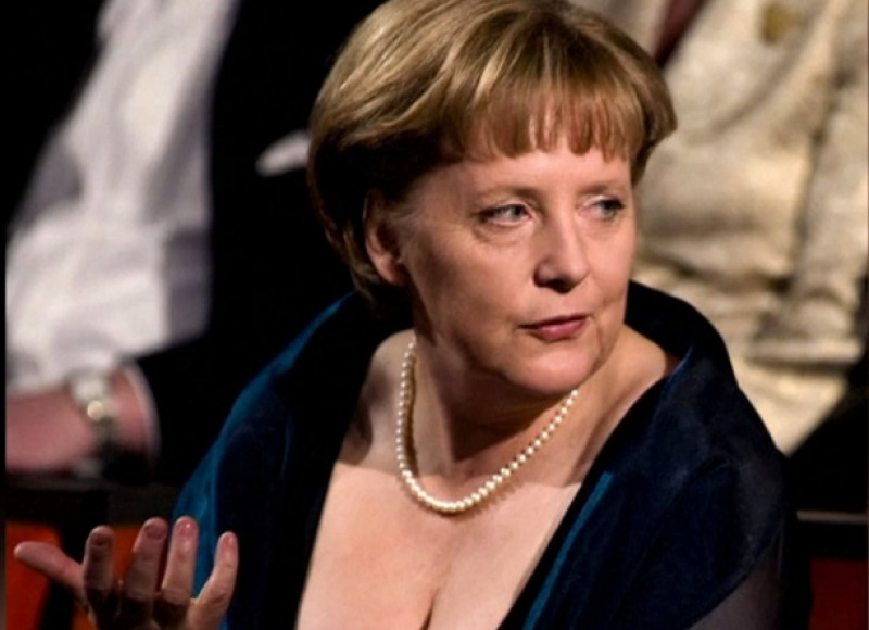 Supranumită Doamna de Fier a Europei, Angela Merkel se retrage de la vârful politicii. De-a lungul anilor, Mutti - cum îi spun germanii - și-a creat propria uniformă de cancelar: sacoul pătrățos și, de obicei, viu colorat cu pantalon. Un stil simplu și, aparent, nu foarte căutat.