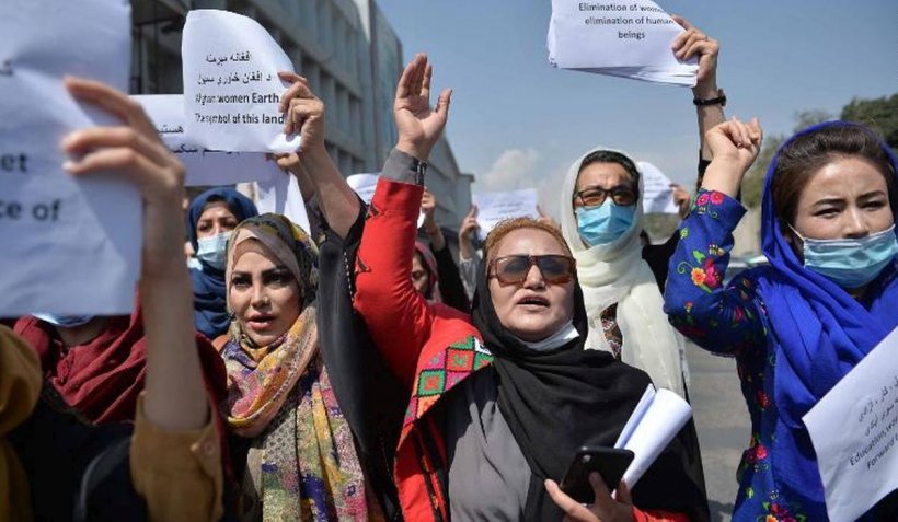 Femeile afgane au ieșit la protest, vineri, în Kabul, în ciuda riscurilor pe care le presupune o astfel de acțiune într-un oraș controlat de talibani, relatează CNN.