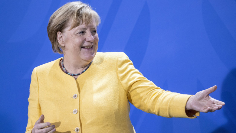 Angela Merkel a înlocuit sacoul pătrățos cu un decolteu adânc