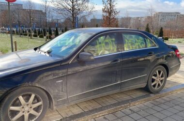 Protestatarii AUR care au luat cu asalt Parlamentul au vandalizat mai multe mașini aflate în curtea Parlamentului, pe care