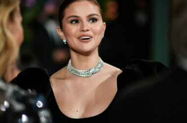 Selena Gomez a căzut pe covorul de la SAG Awards din cauza tocurilor prea înalte