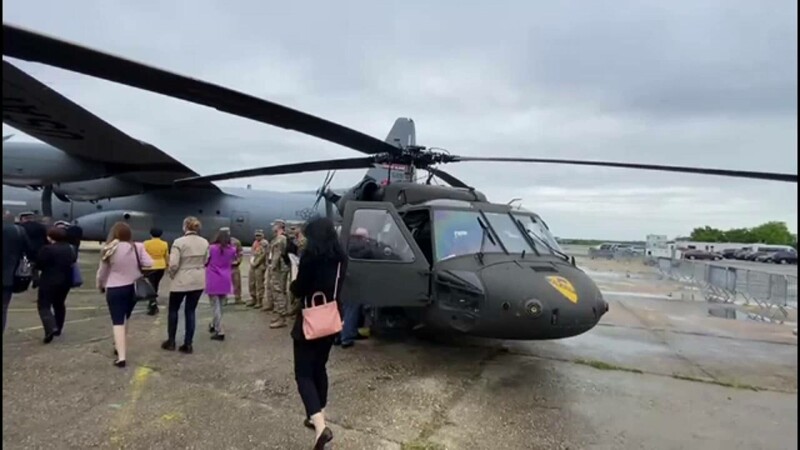 12 elicoptere Black Hawk