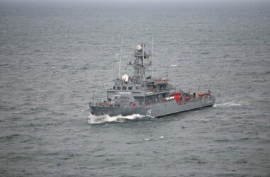 Misiune de salvare: un dragor maritim românesc a fost afectat de explozia