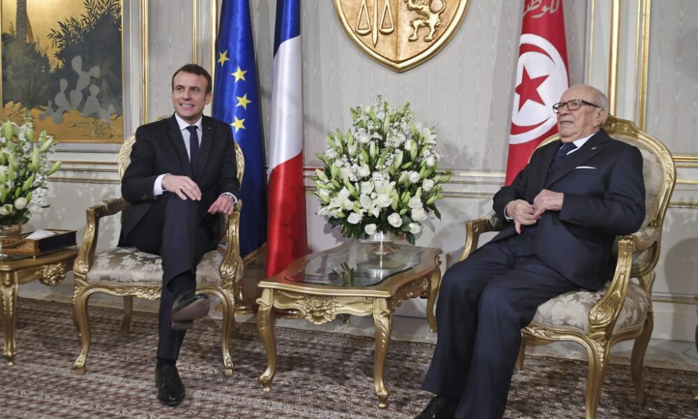 Macron, în Tunisia: „Nu sunt prost, mulți influenceri sunt plătiți de ruși.