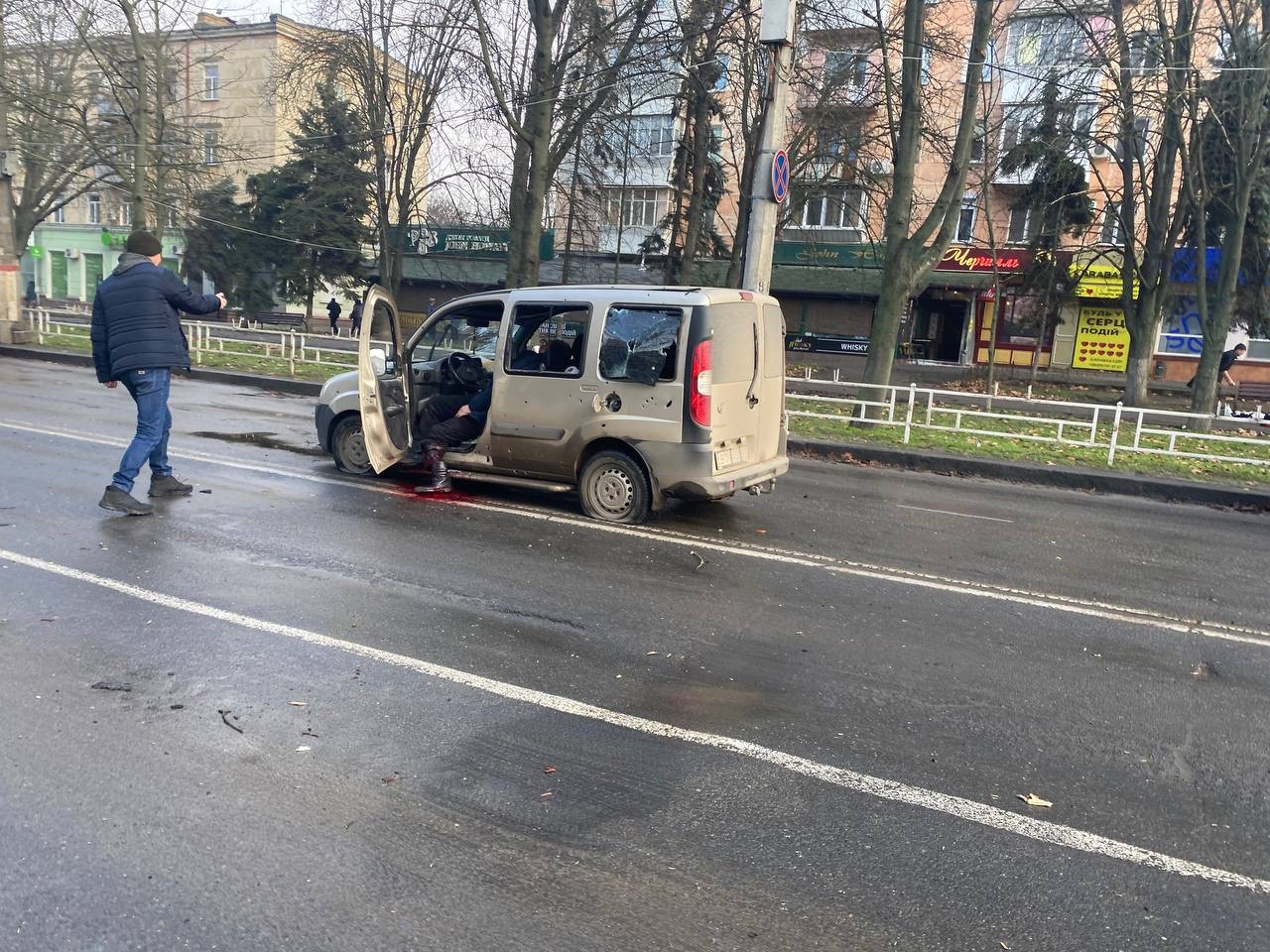 Herson. Bună. Dimineața, sâmbătă, în prag de Crăciun, în partea centrală a orașului. Acestea nu sunt facilități militare. Acesta nu este un război conform regulilor definite. Este teroare, ucide de dragul intimidării și plăcerii. Lumea trebuie să vadă și să înțeleagă că luptăm împotriva răului absolut.”, a scris președintele Ucrainei, Volodimir Zelenski, pe pagina sa de Facebook. 