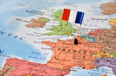 Franța se luptă cu valul 9 de coronavirus, dar şi cu o triplă epidemie