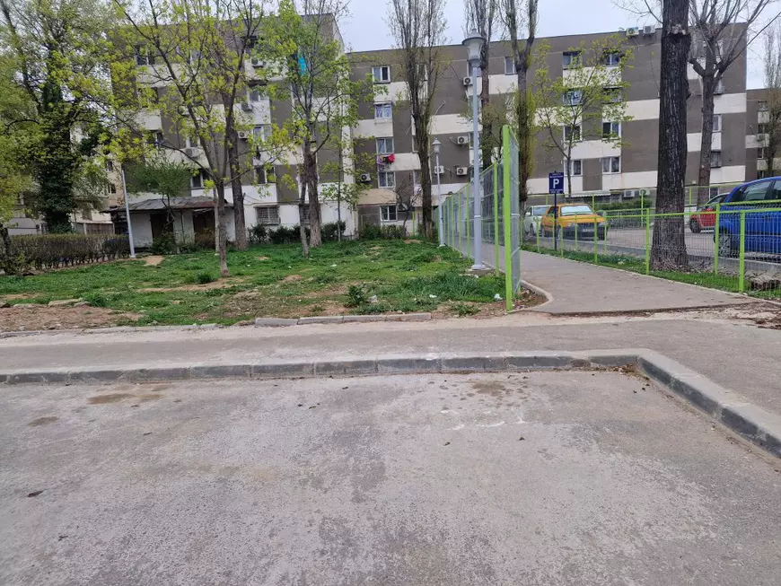 REPORTAJ. Garduri de doi metri, „ca la grădina zoologică”, în jurul blocurilor din Ferentari, înainte de Paște