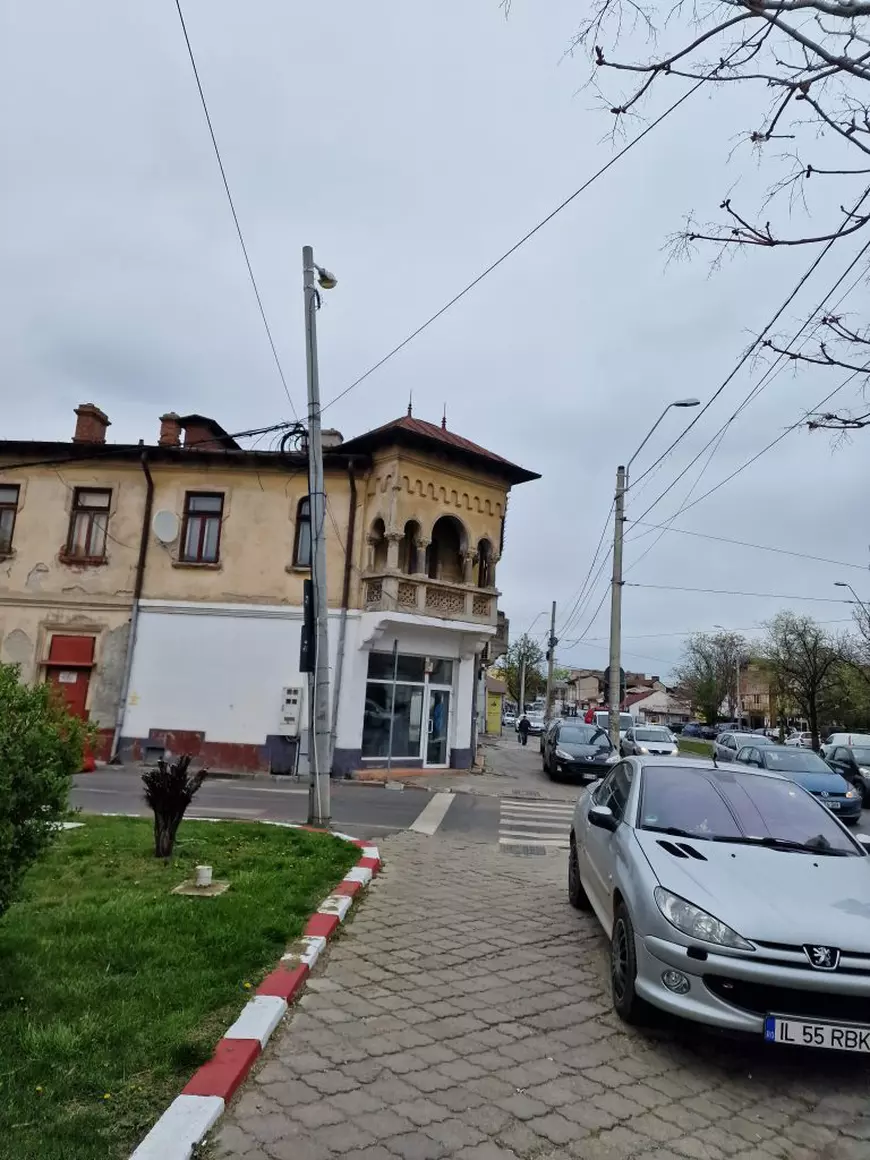 REPORTAJ. Garduri de doi metri, „ca la grădina zoologică”, în jurul blocurilor din Ferentari, înainte de Paște