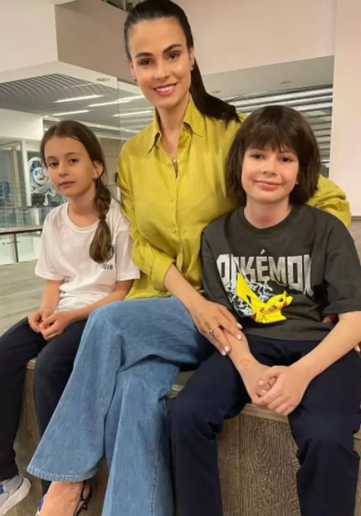 Cine este Adi Sînă