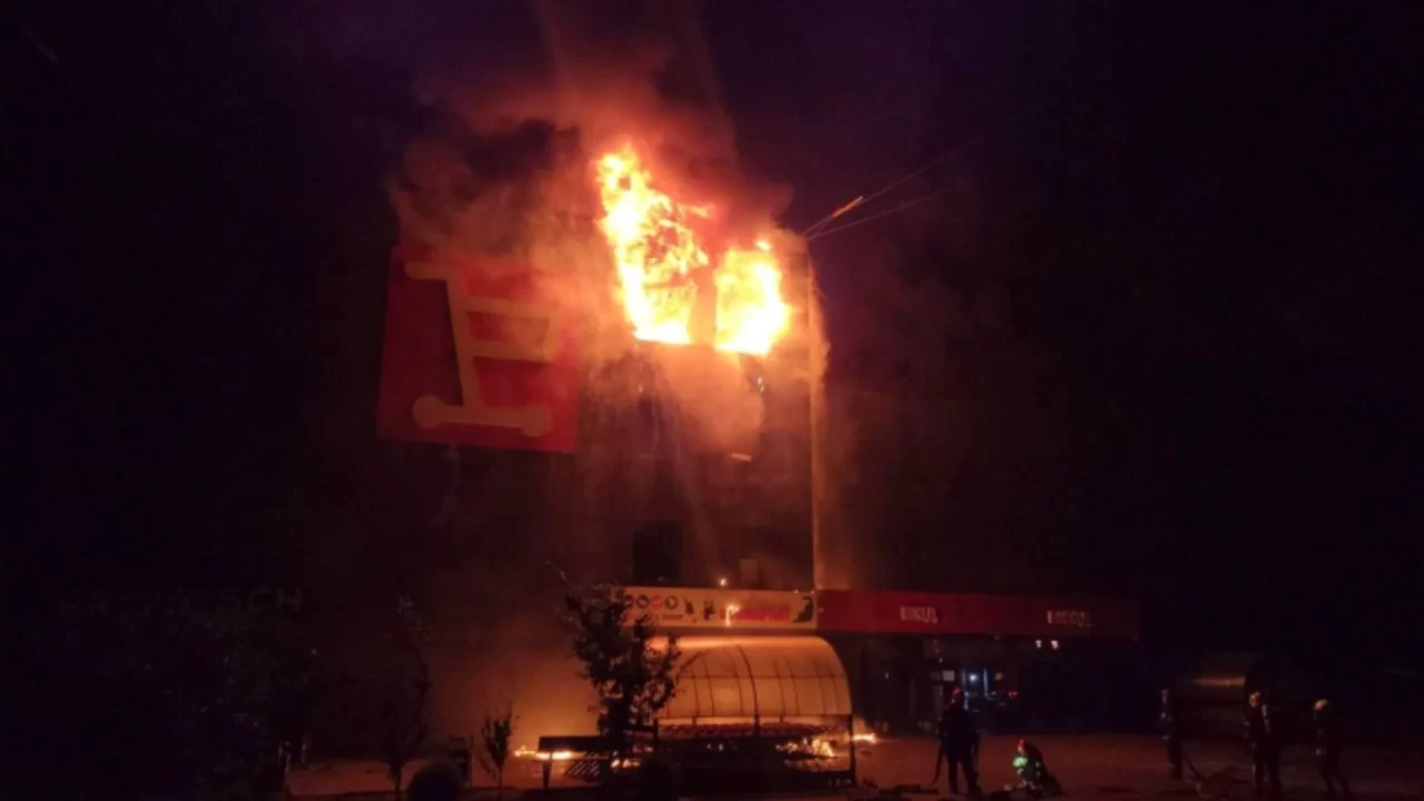 Alertă în Polonia. O rachetă a intrat în spațiul său aerian



„Pe 24 martie, la ora 4:23, a avut loc o încălcare a spațiului aerian polonez de către una dintre rachetele